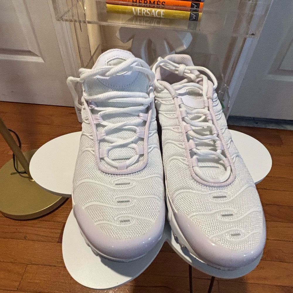 NIKE GS AIRMAX WHITE AND LAVENDER.